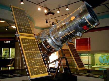 PC180030hubble_space_telescope_model